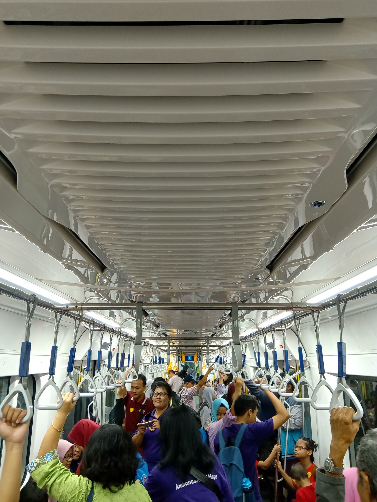 Budaya Saat Naik MRT